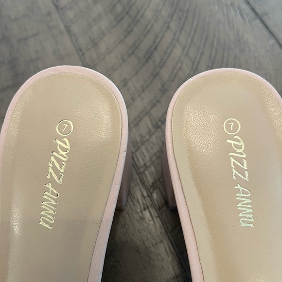 Pizz Annu Heels - Picture 3 of 7